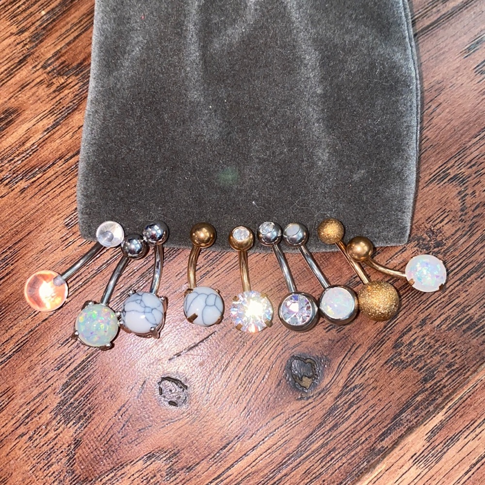 9 belly button rings. No dangles. Never worn.
